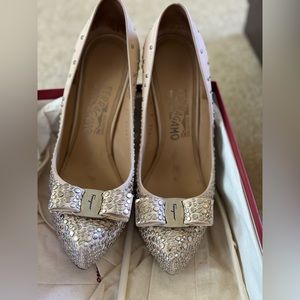 100% AUTH Salvatore Ferragamo Sea Studded Leather Bow Pumps $795 Size8